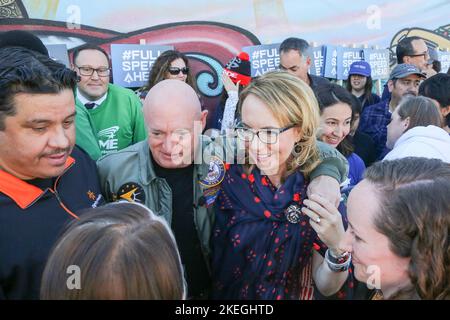 Senator Mark Kelly begrüßt seine Anhänger nach seinen Siegesäußerungen am 12. November 2022 im Barrio Café in Phoenix, Arizona, USA. AP, CNN und NBC nannten das enge Rennen des Senats von Arizona zugunsten von Mark Kelly. (Foto: Alexandra Buxbaum/Sipa USA) Quelle: SIPA USA/Alamy Live News Stockfoto