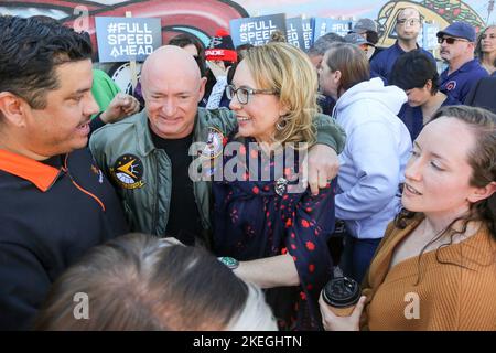 Senator Mark Kelly begrüßt seine Anhänger nach seinen Siegesäußerungen am 12. November 2022 im Barrio Café in Phoenix, Arizona, USA. AP, CNN und NBC nannten das enge Rennen des Senats von Arizona zugunsten von Mark Kelly. (Foto: Alexandra Buxbaum/Sipa USA) Quelle: SIPA USA/Alamy Live News Stockfoto