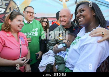 Senator Mark Kelly begrüßt seine Anhänger nach seinen Siegesäußerungen am 12. November 2022 im Barrio Café in Phoenix, Arizona, USA. AP, CNN und NBC nannten das enge Rennen des Senats von Arizona zugunsten von Mark Kelly. (Foto: Alexandra Buxbaum/Sipa USA) Quelle: SIPA USA/Alamy Live News Stockfoto