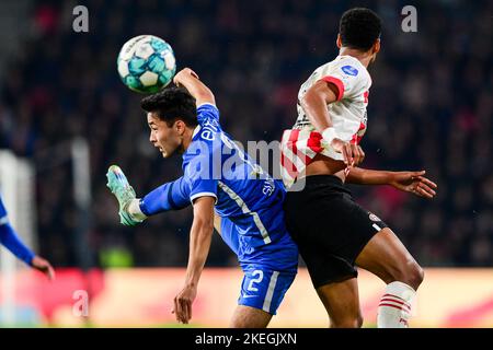 EINDHOVEN - (lr) Yukinari Sugawara von AZ Alkmaar, Cody Gakpo vom PSV Eindhoven während des niederländischen Eredivisie-Spiels zwischen PSV Eindhoven und AZ am 12. November 2022 im Phillips Stadium in Eindhoven, Niederlande. ANP OLAF KRAAK Stockfoto