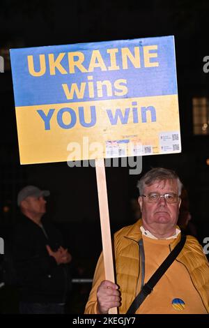 London, Großbritannien. 12.. November 2022. Die Ukrainer feiern den Sieg über die russische Invasion. Hoffen wir, dass der Russe nicht wiederkommt. Krieg ist hässlich und grausam, er hat auch Hass geschaffen. Zivilisten zahlen am 12.. November 2022, London, England, Großbritannien, die höchsten Kosten gegenüber der Downing Street. Quelle: Siehe Li/Picture Capital/Alamy Live News Stockfoto
