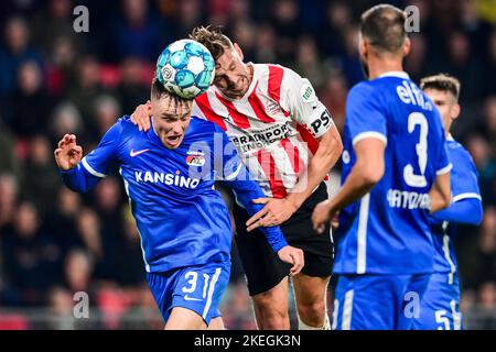 EINDHOVEN - (lr) Sam Beukema von AZ Alkmaar, Luuk de Jong von PSV Eindhoven während des niederländischen Eredivisie-Spiels zwischen PSV Eindhoven und AZ im Phillips Stadium am 12. November 2022 in Eindhoven, Niederlande. ANP OLAF KRAAK Stockfoto