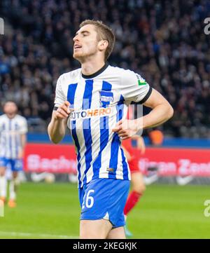 Berlin, Berlin, Deutschland. 12.. November 2022. Hertha BSC-Verteidigerin JONJOE KENNY (16) joggt am 12. November 2022 beim Bundesliga-Spiel Hertha BSC gegen den FC Köln im Olympiastadion in Berlin. (Bild: © Kai Dambach/ZUMA Press Wire) Stockfoto