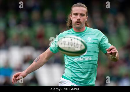 Dublin, Irland. 12.. November 2022. Mack Hansen von Irland während des Spiels der Bank of Ireland Nations Series zwischen Irland und Fidschi im Aviva Stadium in Dublin, Irland, am 12. November 2022 (Foto von Andrew SURMA/ Quelle: SIPA USA/Alamy Live News Stockfoto