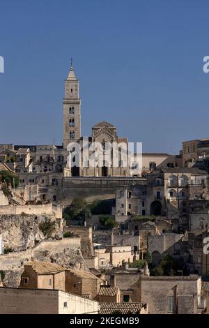 MDERA, ITALIEN - 17. OKTOBER 2022: Blick auf die Stadt und die Kathedrale von Mdera vor blauem Himmel Stockfoto