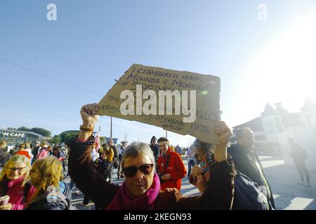 Am 12.. November kamen Massenveranstaltungen auf der ganzen Welt und Tausende von Menschen auf den Straßen Großbritanniens zusammen, um in Solidarität mit dem Global Day of Action, den ägyptische Gruppen um COP27 Uhr einberufen haben, Klimajustierung zu fordern. In Bournemouth versammelten sich über 200 Demonstranten, um Veränderungen zu fordern. Der Nationale Aktionstag findet am vorletzten Wochenende der Verhandlungen COP27 statt. In Bournemouth kam eine Koalition aus lokalen ENGOs und Gemeindegruppen zusammen, um am 12.. November gegen die Untätigkeit der Regierung zu protestieren.die Bournemouth-Demo wurde von Ruby Free, einem Naturschützer, organisiert. Stockfoto