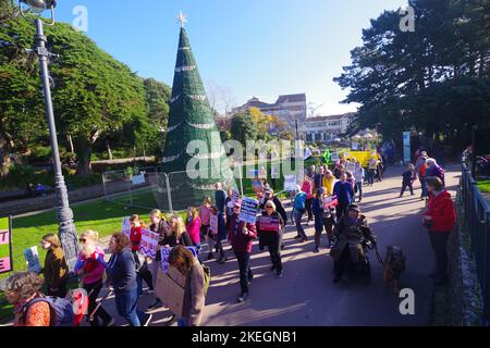 Am 12.. November kamen Massenveranstaltungen auf der ganzen Welt und Tausende von Menschen auf den Straßen Großbritanniens zusammen, um in Solidarität mit dem Global Day of Action, den ägyptische Gruppen um COP27 Uhr einberufen haben, Klimajustierung zu fordern. In Bournemouth versammelten sich über 200 Demonstranten, um Veränderungen zu fordern. Der Nationale Aktionstag findet am vorletzten Wochenende der Verhandlungen COP27 statt. In Bournemouth kam eine Koalition aus lokalen ENGOs und Gemeindegruppen zusammen, um am 12.. November gegen die Untätigkeit der Regierung zu protestieren.die Bournemouth-Demo wurde von Ruby Free, einem Naturschützer, organisiert. Stockfoto