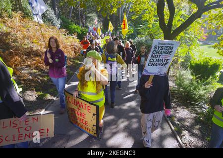 Am 12.. November kamen Massenveranstaltungen auf der ganzen Welt und Tausende von Menschen auf den Straßen Großbritanniens zusammen, um in Solidarität mit dem Global Day of Action, den ägyptische Gruppen um COP27 Uhr einberufen haben, Klimajustierung zu fordern. In Bournemouth versammelten sich über 200 Demonstranten, um Veränderungen zu fordern. Der Nationale Aktionstag findet am vorletzten Wochenende der Verhandlungen COP27 statt. In Bournemouth kam eine Koalition aus lokalen ENGOs und Gemeindegruppen zusammen, um am 12.. November gegen die Untätigkeit der Regierung zu protestieren.die Bournemouth-Demo wurde von Ruby Free, einem Naturschützer, organisiert. Stockfoto