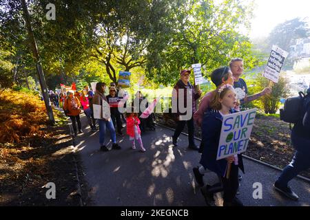 Am 12.. November kamen Massenveranstaltungen auf der ganzen Welt und Tausende von Menschen auf den Straßen Großbritanniens zusammen, um in Solidarität mit dem Global Day of Action, den ägyptische Gruppen um COP27 Uhr einberufen haben, Klimajustierung zu fordern. In Bournemouth versammelten sich über 200 Demonstranten, um Veränderungen zu fordern. Der Nationale Aktionstag findet am vorletzten Wochenende der Verhandlungen COP27 statt. In Bournemouth kam eine Koalition aus lokalen ENGOs und Gemeindegruppen zusammen, um am 12.. November gegen die Untätigkeit der Regierung zu protestieren.die Bournemouth-Demo wurde von Ruby Free, einem Naturschützer, organisiert. Stockfoto