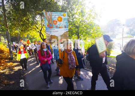 Am 12.. November kamen Massenveranstaltungen auf der ganzen Welt und Tausende von Menschen auf den Straßen Großbritanniens zusammen, um in Solidarität mit dem Global Day of Action, den ägyptische Gruppen um COP27 Uhr einberufen haben, Klimajustierung zu fordern. In Bournemouth versammelten sich über 200 Demonstranten, um Veränderungen zu fordern. Der Nationale Aktionstag findet am vorletzten Wochenende der Verhandlungen COP27 statt. In Bournemouth kam eine Koalition aus lokalen ENGOs und Gemeindegruppen zusammen, um am 12.. November gegen die Untätigkeit der Regierung zu protestieren.die Bournemouth-Demo wurde von Ruby Free, einem Naturschützer, organisiert. Stockfoto