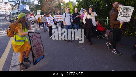 Am 12.. November kamen Massenveranstaltungen auf der ganzen Welt und Tausende von Menschen auf den Straßen Großbritanniens zusammen, um in Solidarität mit dem Global Day of Action, den ägyptische Gruppen um COP27 Uhr einberufen haben, Klimajustierung zu fordern. In Bournemouth versammelten sich über 200 Demonstranten, um Veränderungen zu fordern. Der Nationale Aktionstag findet am vorletzten Wochenende der Verhandlungen COP27 statt. In Bournemouth kam eine Koalition aus lokalen ENGOs und Gemeindegruppen zusammen, um am 12.. November gegen die Untätigkeit der Regierung zu protestieren.die Bournemouth-Demo wurde von Ruby Free, einem Naturschützer, organisiert. Stockfoto