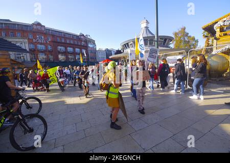 Am 12.. November kamen Massenveranstaltungen auf der ganzen Welt und Tausende von Menschen auf den Straßen Großbritanniens zusammen, um in Solidarität mit dem Global Day of Action, den ägyptische Gruppen um COP27 Uhr einberufen haben, Klimajustierung zu fordern. In Bournemouth versammelten sich über 200 Demonstranten, um Veränderungen zu fordern. Der Nationale Aktionstag findet am vorletzten Wochenende der Verhandlungen COP27 statt. In Bournemouth kam eine Koalition aus lokalen ENGOs und Gemeindegruppen zusammen, um am 12.. November gegen die Untätigkeit der Regierung zu protestieren.die Bournemouth-Demo wurde von Ruby Free, einem Naturschützer, organisiert. Stockfoto