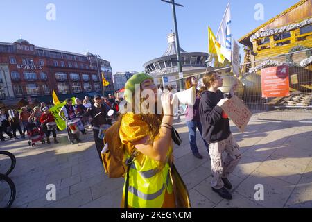 Am 12.. November kamen Massenveranstaltungen auf der ganzen Welt und Tausende von Menschen auf den Straßen Großbritanniens zusammen, um in Solidarität mit dem Global Day of Action, den ägyptische Gruppen um COP27 Uhr einberufen haben, Klimajustierung zu fordern. In Bournemouth versammelten sich über 200 Demonstranten, um Veränderungen zu fordern. Der Nationale Aktionstag findet am vorletzten Wochenende der Verhandlungen COP27 statt. In Bournemouth kam eine Koalition aus lokalen ENGOs und Gemeindegruppen zusammen, um am 12.. November gegen die Untätigkeit der Regierung zu protestieren.die Bournemouth-Demo wurde von Ruby Free, einem Naturschützer, organisiert. Stockfoto