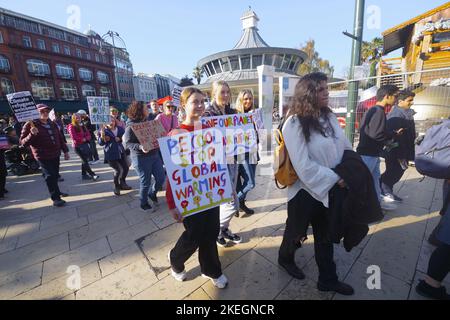 Am 12.. November kamen Massenveranstaltungen auf der ganzen Welt und Tausende von Menschen auf den Straßen Großbritanniens zusammen, um in Solidarität mit dem Global Day of Action, den ägyptische Gruppen um COP27 Uhr einberufen haben, Klimajustierung zu fordern. In Bournemouth versammelten sich über 200 Demonstranten, um Veränderungen zu fordern. Der Nationale Aktionstag findet am vorletzten Wochenende der Verhandlungen COP27 statt. In Bournemouth kam eine Koalition aus lokalen ENGOs und Gemeindegruppen zusammen, um am 12.. November gegen die Untätigkeit der Regierung zu protestieren.die Bournemouth-Demo wurde von Ruby Free, einem Naturschützer, organisiert. Stockfoto