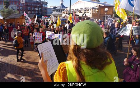 Am 12.. November kamen Massenveranstaltungen auf der ganzen Welt und Tausende von Menschen auf den Straßen Großbritanniens zusammen, um in Solidarität mit dem Global Day of Action, den ägyptische Gruppen um COP27 Uhr einberufen haben, Klimajustierung zu fordern. In Bournemouth versammelten sich über 200 Demonstranten, um Veränderungen zu fordern. Der Nationale Aktionstag findet am vorletzten Wochenende der Verhandlungen COP27 statt. In Bournemouth kam eine Koalition aus lokalen ENGOs und Gemeindegruppen zusammen, um am 12.. November gegen die Untätigkeit der Regierung zu protestieren.die Bournemouth-Demo wurde von Ruby Free, einem Naturschützer, organisiert. Stockfoto