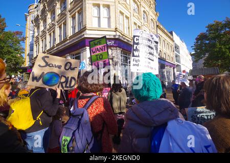 Am 12.. November kamen Massenveranstaltungen auf der ganzen Welt und Tausende von Menschen auf den Straßen Großbritanniens zusammen, um in Solidarität mit dem Global Day of Action, den ägyptische Gruppen um COP27 Uhr einberufen haben, Klimajustierung zu fordern. In Bournemouth versammelten sich über 200 Demonstranten, um Veränderungen zu fordern. Der Nationale Aktionstag findet am vorletzten Wochenende der Verhandlungen COP27 statt. In Bournemouth kam eine Koalition aus lokalen ENGOs und Gemeindegruppen zusammen, um am 12.. November gegen die Untätigkeit der Regierung zu protestieren.die Bournemouth-Demo wurde von Ruby Free, einem Naturschützer, organisiert. Stockfoto