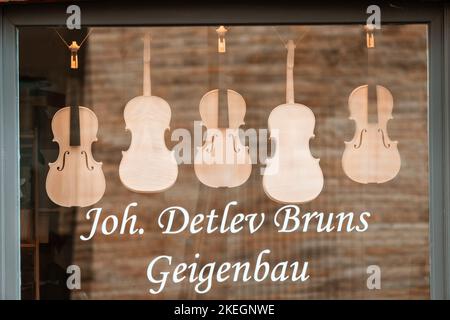 25. Juli 2022, Münster, Deutschland: Musikmuseum oder Musikhaus mit Geigen auf einer Vitrine Stockfoto