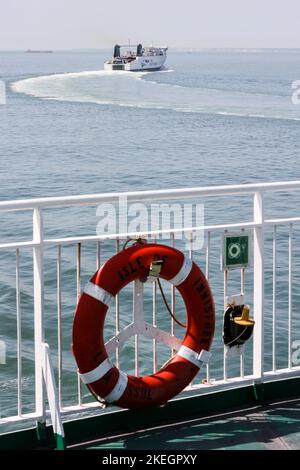 An Bord,Irish Ferries, Isle of Innisfree,Segeln,von,Dover,nach,Calais.Dover Hafen,Dover,Dover,Kent,English Channel,White Cliffs,White Cliffs,von Dover,Küste,von,England,English,GB,Großbritannien,Großbritannien,Großbritannien,Großbritannien,Europa,Fähre,Frankreich,Calais Stockfoto