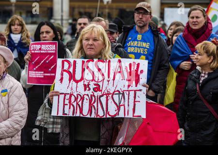 München, Bayern, Deutschland. 12.. November 2022. Ukrainer mit Unterstützung von Syrern und Iranern feierten die Rückkehr der Stadt Cherson unter ukrainische Kontrolle und drängten die Linie der russischen Kontrolle im Wesentlichen weiter nach Osten. Die Ukrainer behaupten, dass jetzt die Zeit für Europa und Deutschland gekommen ist, mit dem Schwanken bei defensiven Waffentransfers aufzuhören, jetzt, da die Dynamik zunehmend auf der Seite der Ukrainer liegt. (Bild: © Sachelle Babbar/ZUMA Press Wire) Stockfoto