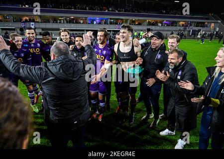 Beerschot VA feiert nach dem Gewinn eines Fußballmatches zwischen K. Beerschot v.a. und RE Virton am Samstag, dem 12. November 2022 in Antwerpen, am 13. Tag der 'Challenger Pro League' der ersten Division der belgischen Meisterschaft 2022-2023. BELGA FOTO TOM GOYVAERTS Stockfoto