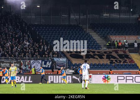 Braunschweig, Deutschland. 12.. November 2022. Fußball: 2. Bundesliga, Eintracht Braunschweig - Hansa Rostock, Matchday 17, Eintracht-Stadion. Ein Plakat zum „Boykott Qatar“ liegt auf den Ständen. Quelle: Swen Pförtner/dpa - WICHTIGER HINWEIS: Gemäß den Anforderungen der DFL Deutsche Fußball Liga und des DFB Deutscher Fußball-Bund ist es untersagt, im Stadion und/oder vom Spiel aufgenommene Fotos in Form von Sequenzbildern und/oder videoähnlichen Fotoserien zu verwenden oder zu verwenden./dpa/Alamy Live News Stockfoto