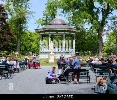 Sommer-Musikkonzert im Pavillon in den öffentlichen Gärten von Halifax Stockfoto