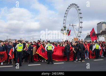 London, Großbritannien. 12.. November 2022. Tausende Albaner protestieren auf der Westminster Bridge gegen Kommentare von Innenministerin Suella Braverman, die albanische Asylbewerber ausgesondert haben. Die albanische Premierministerin Edi Rama reagierte auf ihre Kommentare und beschuldigte den Innenminister, Albaner diskriminiert zu haben und seine Bürger als Sündenböcke zu behandeln, um „politische Fehlschläge zu entschuldigen“. Kredit: Mark Kerrison/Alamy Live Nachrichten Stockfoto