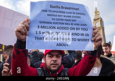 London, Großbritannien. 12.. November 2022. Tausende Albaner protestieren auf der Westminster Bridge gegen Kommentare von Innenministerin Suella Braverman, die albanische Asylbewerber ausgesondert haben. Die albanische Premierministerin Edi Rama reagierte auf ihre Kommentare und beschuldigte den Innenminister, Albaner diskriminiert zu haben und seine Bürger als Sündenböcke zu behandeln, um „politische Fehlschläge zu entschuldigen“. Kredit: Mark Kerrison/Alamy Live Nachrichten Stockfoto