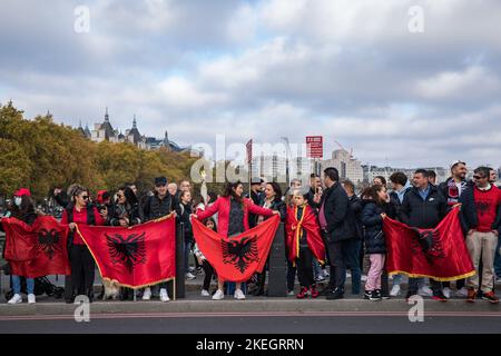 London, Großbritannien. 12.. November 2022. Tausende Albaner protestieren auf der Westminster Bridge gegen Kommentare von Innenministerin Suella Braverman, die albanische Asylbewerber ausgesondert haben. Die albanische Premierministerin Edi Rama reagierte auf ihre Kommentare und beschuldigte den Innenminister, Albaner diskriminiert zu haben und seine Bürger als Sündenböcke zu behandeln, um „politische Fehlschläge zu entschuldigen“. Kredit: Mark Kerrison/Alamy Live Nachrichten Stockfoto