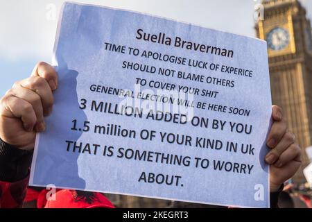 London, Großbritannien. 12.. November 2022. Tausende Albaner protestieren auf der Westminster Bridge gegen Kommentare von Innenministerin Suella Braverman, die albanische Asylbewerber ausgesondert haben. Die albanische Premierministerin Edi Rama reagierte auf ihre Kommentare und beschuldigte den Innenminister, Albaner diskriminiert zu haben und seine Bürger als Sündenböcke zu behandeln, um „politische Fehlschläge zu entschuldigen“. Kredit: Mark Kerrison/Alamy Live Nachrichten Stockfoto