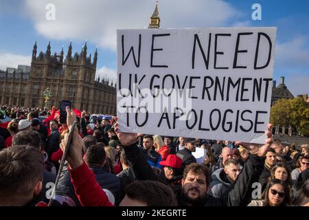 London, Großbritannien. 12.. November 2022. Tausende Albaner protestieren auf der Westminster Bridge gegen Kommentare von Innenministerin Suella Braverman, die albanische Asylbewerber ausgesondert haben. Die albanische Premierministerin Edi Rama reagierte auf ihre Kommentare und beschuldigte den Innenminister, Albaner diskriminiert zu haben und seine Bürger als Sündenböcke zu behandeln, um „politische Fehlschläge zu entschuldigen“. Kredit: Mark Kerrison/Alamy Live Nachrichten Stockfoto