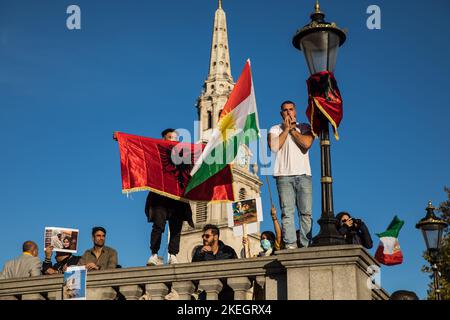 London, Großbritannien. 12.. November 2022. Albaner mischen sich mit Iranern und Kurden während eines Protestes auf dem Trafalgar Square gegen Kommentare von Innenministerin Suella Braverman, die albanische Asylbewerber ausgesondert hat. Die albanische Premierministerin Edi Rama reagierte auf ihre Kommentare und beschuldigte den Innenminister, Albaner diskriminiert zu haben und seine Bürger als Sündenböcke zu behandeln, um „politische Fehlschläge zu entschuldigen“. Kredit: Mark Kerrison/Alamy Live Nachrichten Stockfoto