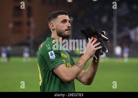 Genua, Italien, 12.. November 2022. Wladimir Falcone von US Lecce begrüßt seine Fans nach dem letzten Pfeifen des Serie-A-Spiels bei Luigi Ferraris, Genua. Bildnachweis sollte lauten: Jonathan Moscrop / Sportimage Kredit: Sportimage/Alamy Live News Stockfoto