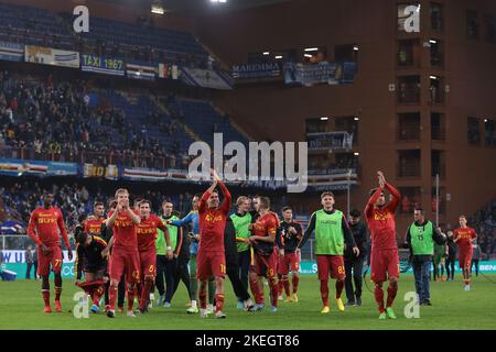 Genua, Italien, 12.. November 2022. US-Spieler von Lecce begrüssen ihre Fans nach dem letzten Pfiff des Serie A-Spiels bei Luigi Ferraris, Genua. Bildnachweis sollte lauten: Jonathan Moscrop / Sportimage Kredit: Sportimage/Alamy Live News Stockfoto