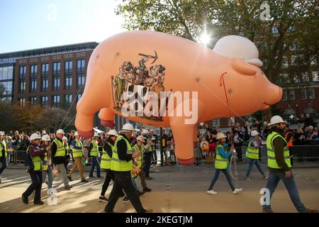 London, Großbritannien. 12.. November 2022. Menschen mit einem aufblasbaren Schwein nehmen an der Parade bei der Show des Oberbürgermeisters Teil. Die Show ehrt den neuen Oberbürgermeister Nichola Lyons, den 694. Oberbürgermeister der City of London aus dem 13.. Jahrhundert. Der Oberbürgermeister wird als globaler Botschafter für die britische Finanz- und Dienstleistungsbranche fungieren. Kredit: SOPA Images Limited/Alamy Live Nachrichten Stockfoto