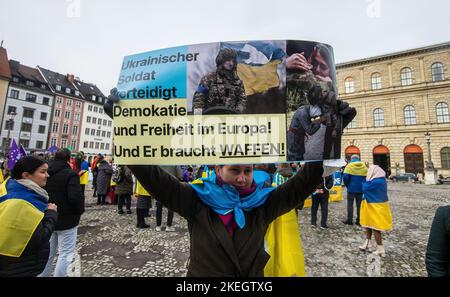 München, Bayern, Deutschland. 12.. November 2022. Ukrainer mit Unterstützung von Syrern und Iranern feierten die Rückkehr der Stadt Cherson unter ukrainische Kontrolle und drängten die Linie der russischen Kontrolle im Wesentlichen weiter nach Osten. Die Ukrainer behaupten, dass jetzt die Zeit für Europa und Deutschland gekommen ist, mit dem Schwanken bei defensiven Waffentransfers aufzuhören, jetzt, da die Dynamik zunehmend auf der Seite der Ukrainer liegt. (Bild: © Sachelle Babbar/ZUMA Press Wire) Stockfoto