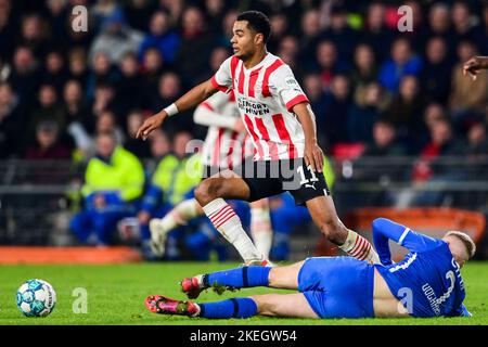 EINDHOVEN - (lr) Cody Gakpo vom PSV Eindhoven, Jens Odgaard von AZ Alkmaar während des niederländischen Eredivisie-Spiels zwischen PSV Eindhoven und AZ im Phillips Stadium am 12. November 2022 in Eindhoven, Niederlande. ANP OLAF KRAAK Stockfoto