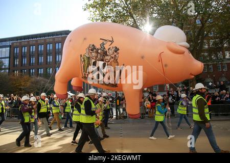 London, Großbritannien. 12.. November 2022. Menschen mit einem aufblasbaren Schwein nehmen an der Parade bei der Show des Oberbürgermeisters Teil. Die Show ehrt den neuen Oberbürgermeister Nichola Lyons, den 694. Oberbürgermeister der City of London aus dem 13.. Jahrhundert. Der Oberbürgermeister wird als globaler Botschafter für die britische Finanz- und Dienstleistungsbranche fungieren. (Foto von Steve Taylor/SOPA Images/Sipa USA) Quelle: SIPA USA/Alamy Live News Stockfoto