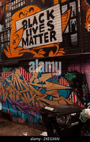 „Black Live Matters“-Wandgemälde in der Seitengasse der Queen Street in der Innenstadt von Toronto, Kanada Stockfoto