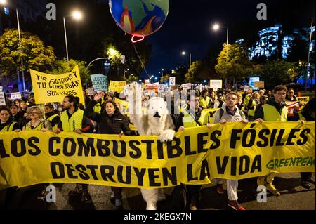 Madrid, Spanien. 12.. November 2022. Menschen, die Plakate und Banner bei einer Demonstration tragen, bei der Aktivisten und Bürger des Klimawandels protestieren und im Rahmen der in vielen Städten stattfindenden Proteste gegen den Mangel an Ehrgeiz protestieren, der auf der Klimakonferenz COP27 in Ägypten gezeigt wurde, Im ägyptischen Ferienort am Roten Meer in Sharm el-Sheikh. Quelle: Marcos del Mazo/Alamy Live News Stockfoto