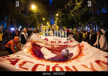 Madrid, Spanien. 12.. November 2022. Menschen, die während einer Demonstration, bei der Klimaaktivisten und Bürger protestieren, gegen die Forderung nach Klimagerechtigkeit im Rahmen der in vielen Städten stattfindenden Proteste protestieren und auch gegen den Mangel an Ehrgeiz protestieren, der auf der COP27 in Ägypten abgehaltenen Klimakonferenz gezeigt wurde, Im ägyptischen Ferienort am Roten Meer in Sharm el-Sheikh. Quelle: Marcos del Mazo/Alamy Live News Stockfoto