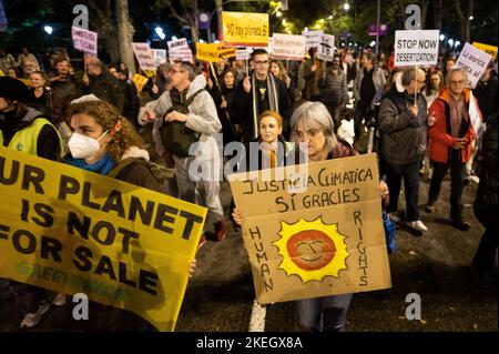 Madrid, Spanien. 12.. November 2022. Menschen, die Plakate tragen, während einer Demonstration, bei der Aktivisten und Bürger des Klimawandels im Rahmen der in vielen Städten stattfindenden Proteste gegen die Forderung nach Klimagerechtigkeit protestieren und auch gegen den Mangel an Ehrgeiz protestieren, der auf der COP27 in Ägypten abgehaltenen Klimakonferenz gezeigt wurde, Im ägyptischen Ferienort am Roten Meer in Sharm el-Sheikh. Quelle: Marcos del Mazo/Alamy Live News Stockfoto