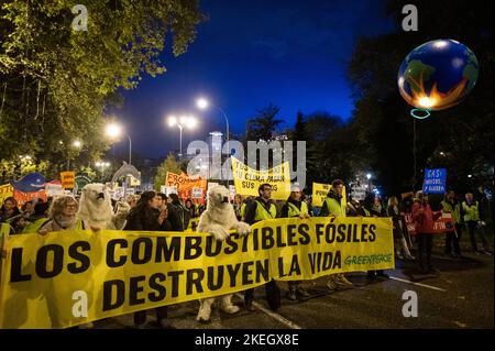 Madrid, Spanien. 12.. November 2022. Menschen, die Plakate und Banner bei einer Demonstration tragen, bei der Aktivisten und Bürger des Klimawandels protestieren und im Rahmen der in vielen Städten stattfindenden Proteste gegen den Mangel an Ehrgeiz protestieren, der auf der Klimakonferenz COP27 in Ägypten gezeigt wurde, Im ägyptischen Ferienort am Roten Meer in Sharm el-Sheikh. Quelle: Marcos del Mazo/Alamy Live News Stockfoto