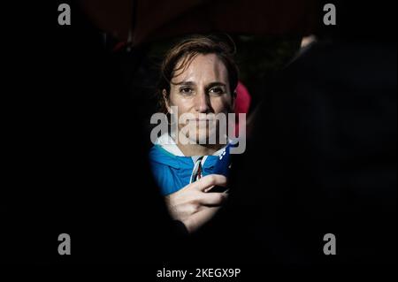 Madrid, Spanien. 12.. November 2022. Monica Garcia, die Vorsitzende der Partei Mas Madrid, wird während einer Pressekonferenz bei einer Demonstration gesehen, bei der Klimaaktivisten und Bürger protestieren, die Klimagerechtigkeit fordern und gegen den Mangel an Ehrgeiz demonstrieren, der auf der Klimakonferenz COP27 in Ägypten im ägyptischen Ferienort am Roten Meer in Sharm el-Sheikh gezeigt wurde. Quelle: Marcos del Mazo/Alamy Live News Stockfoto