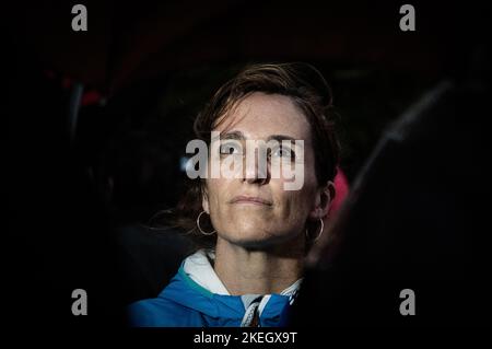 Madrid, Spanien. 12.. November 2022. Monica Garcia, die Vorsitzende der Partei Mas Madrid, wird während einer Pressekonferenz bei einer Demonstration gesehen, bei der Klimaaktivisten und Bürger protestieren, die Klimagerechtigkeit fordern und gegen den Mangel an Ehrgeiz demonstrieren, der auf der Klimakonferenz COP27 in Ägypten im ägyptischen Ferienort am Roten Meer in Sharm el-Sheikh gezeigt wurde. Quelle: Marcos del Mazo/Alamy Live News Stockfoto