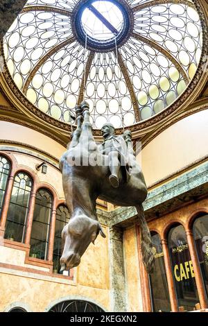 St. Wenzel und sein Pferd kopfüber Skulptur von David Cerny in der Lucerna Passage, Prag, Tschechische Republik Stockfoto