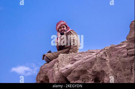 Bedhouin Schäferhund sitzt auf dem Felsen Wadi Dana Jordan Stockfoto