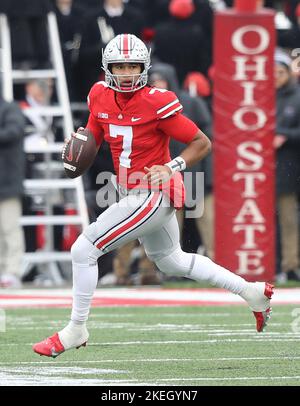 Columbus, Usa. 12.. November 2022. Ohio State Buckeyes C.J. Stroud (7) rollt am Samstag, den 12. November 2022, gegen die Indiana Hoosiers in Columbus, Ohio, aus. Foto von Aaron Josefczyk/UPI Credit: UPI/Alamy Live News Stockfoto