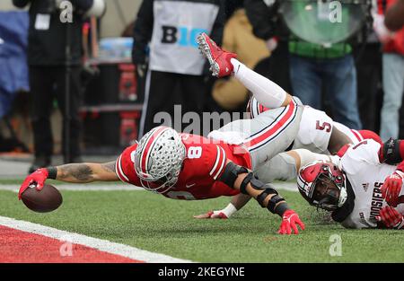 Columbus, Usa. 12.. November 2022. Ohio State Buckeyes C.ade Stover (8) erreicht am Samstag, den 12. November 2022, in Columbus, Ohio, die Goaline für einen Touchdown gegen die Indiana Hoosiers. Foto von Aaron Josefczyk/UPI Credit: UPI/Alamy Live News Stockfoto