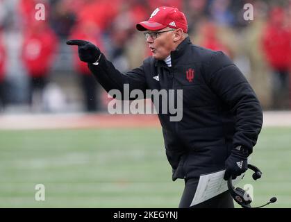 Columbus, Usa. 12.. November 2022. Tom Allen, Cheftrainer von Indiana Hoosiers, zeigt einem Spieler während eines Spiels gegen die Ohio State Buckeyes in Columbus, Ohio, am Samstag, den 12. November 2022. Foto von Aaron Josefczyk/UPI Credit: UPI/Alamy Live News Stockfoto